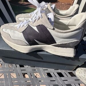 Women’s New Balance tennis shoes